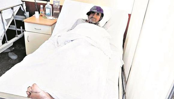 Anciano es abandonado por sus seis hijos en hospital La Caleta 