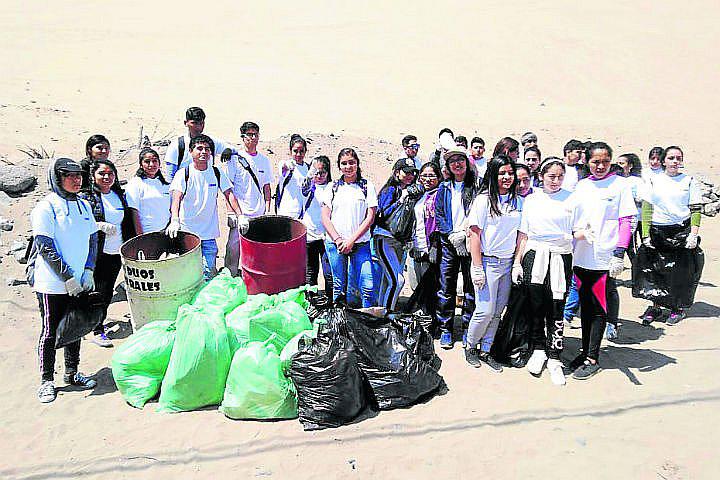 Laguna Huacachina: universitarios realizan jornada de limpieza en balneario