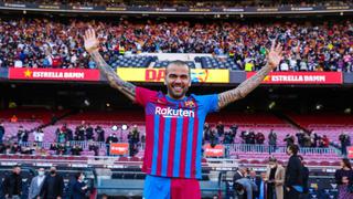 Barcelona: hinchas ovacionaron a Daniel Alves durante su presentación en el Camp Nou