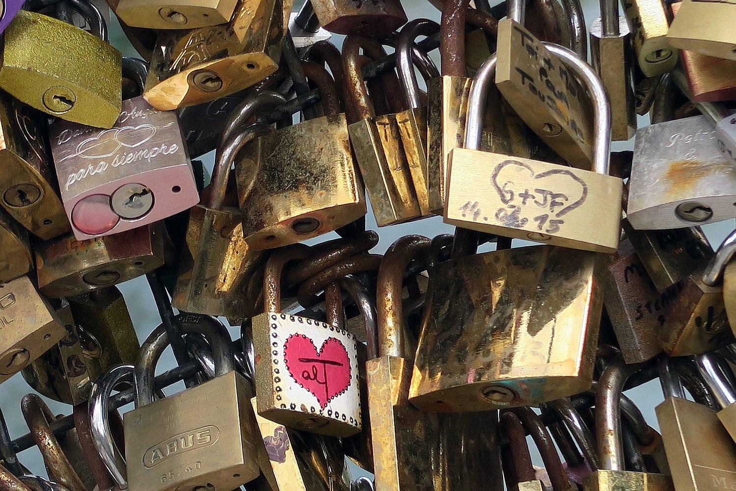 ​Polémica sobre los candados de Paris, una moda que produjo el libro "A Tres metros sobre el cielo"