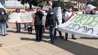 Padres y docentes protestan por colegio que está a punto de caer en Huancayo