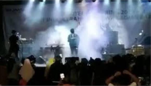 El momento en que tsunami arrasó con músicos durante concierto en Indonesia (VIDEO)