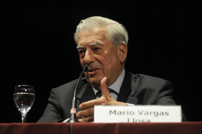 Vargas Llosa pide a presidentes de Unasur actuar con democracia 