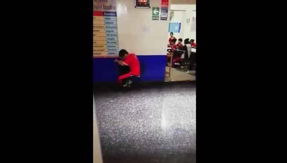 Estudiante fue obligado a dar examen fuera del aula por no llevar uniforme (VIDEO)