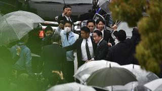 Desesperante evacuación de primer ministro japonés tras explosión mientras visitaba un puerto (VIDEO)