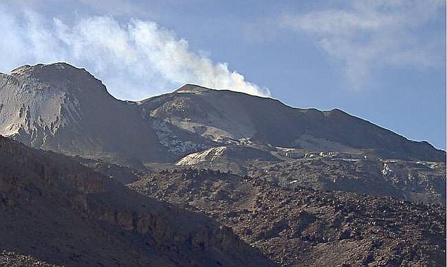 Volcán Sabancaya con incremento de actividad sísmica y fumarólica