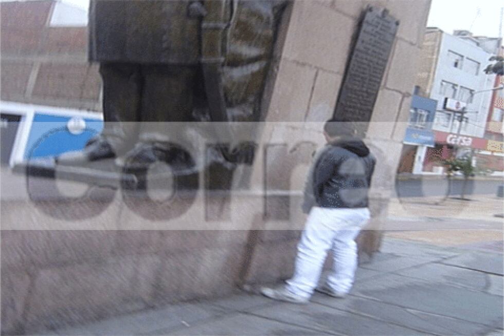 Chilenos orinan en Arco Parabólico de Tacna