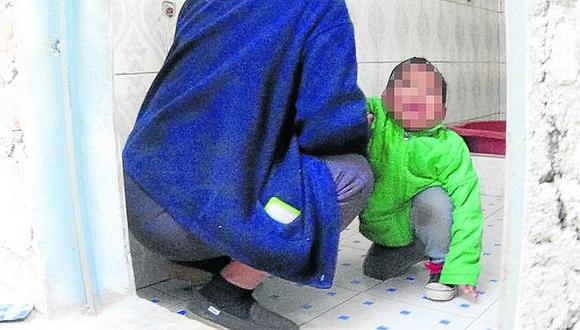 Niño quedó atrapado en tubería de baño (VIDEO)