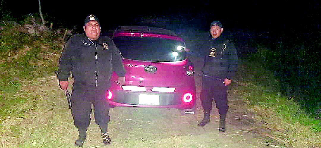 Serenazgo se enfrenta a hampones y recupera auto