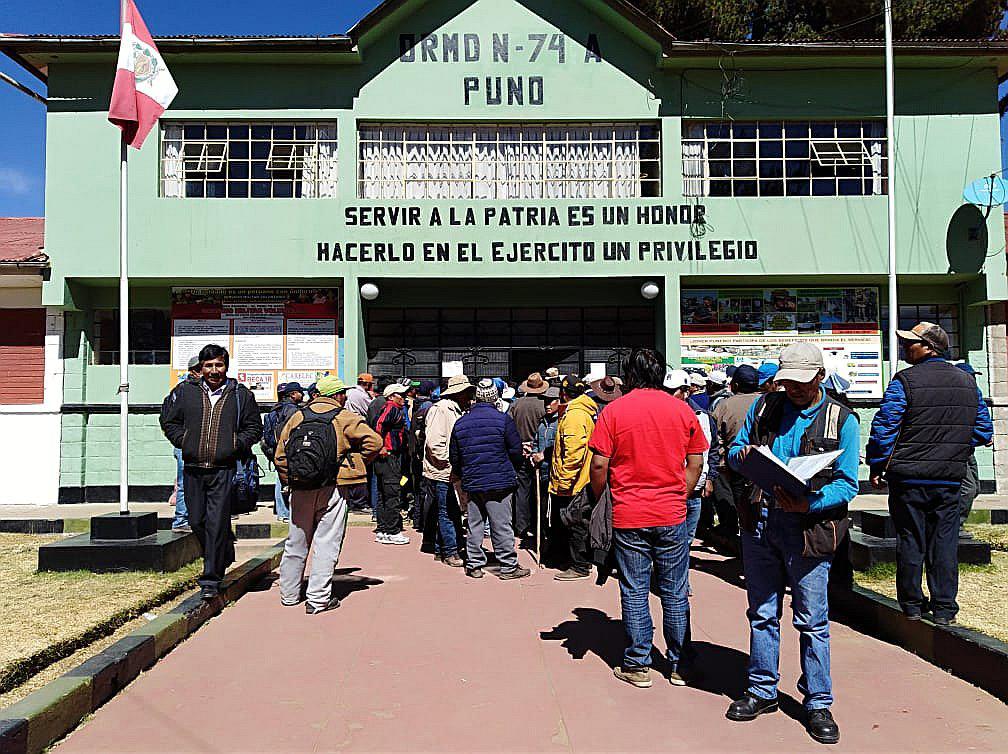 Exmilitares llegan en forma masiva a la oficina de tramite documentario del ejército