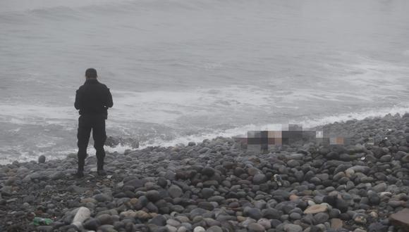 Encuentran cadáver de sexo masculino a orillas de la playa en Barranco. Foto: GEC