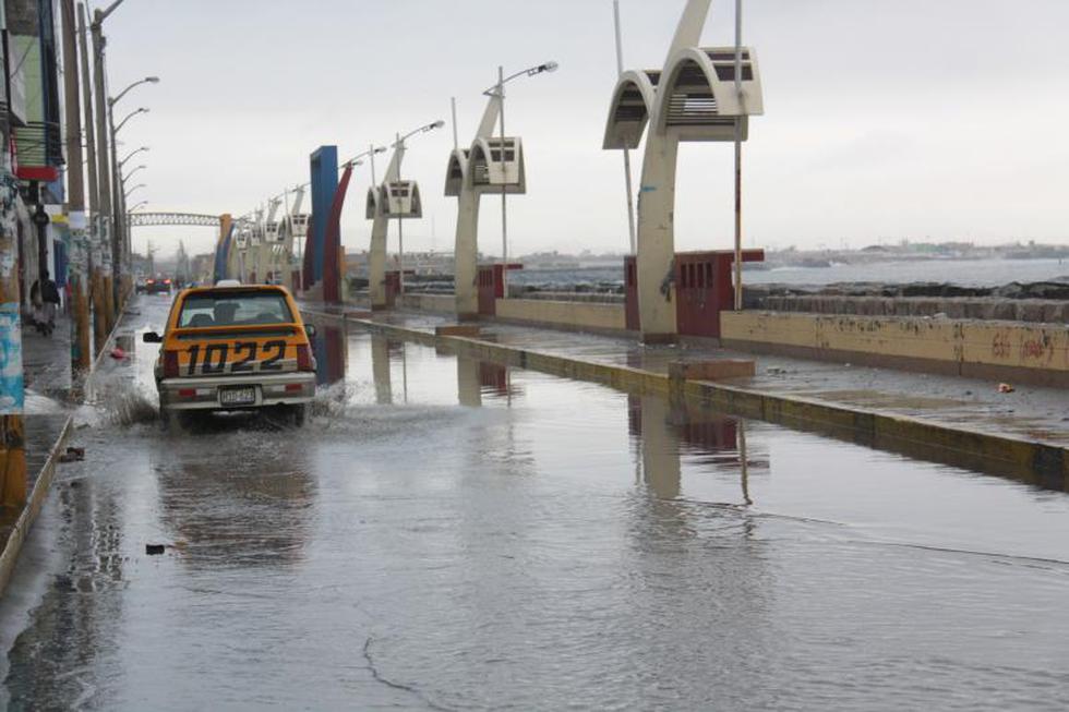 Fuerte oleaje afecta calles de Chimbote