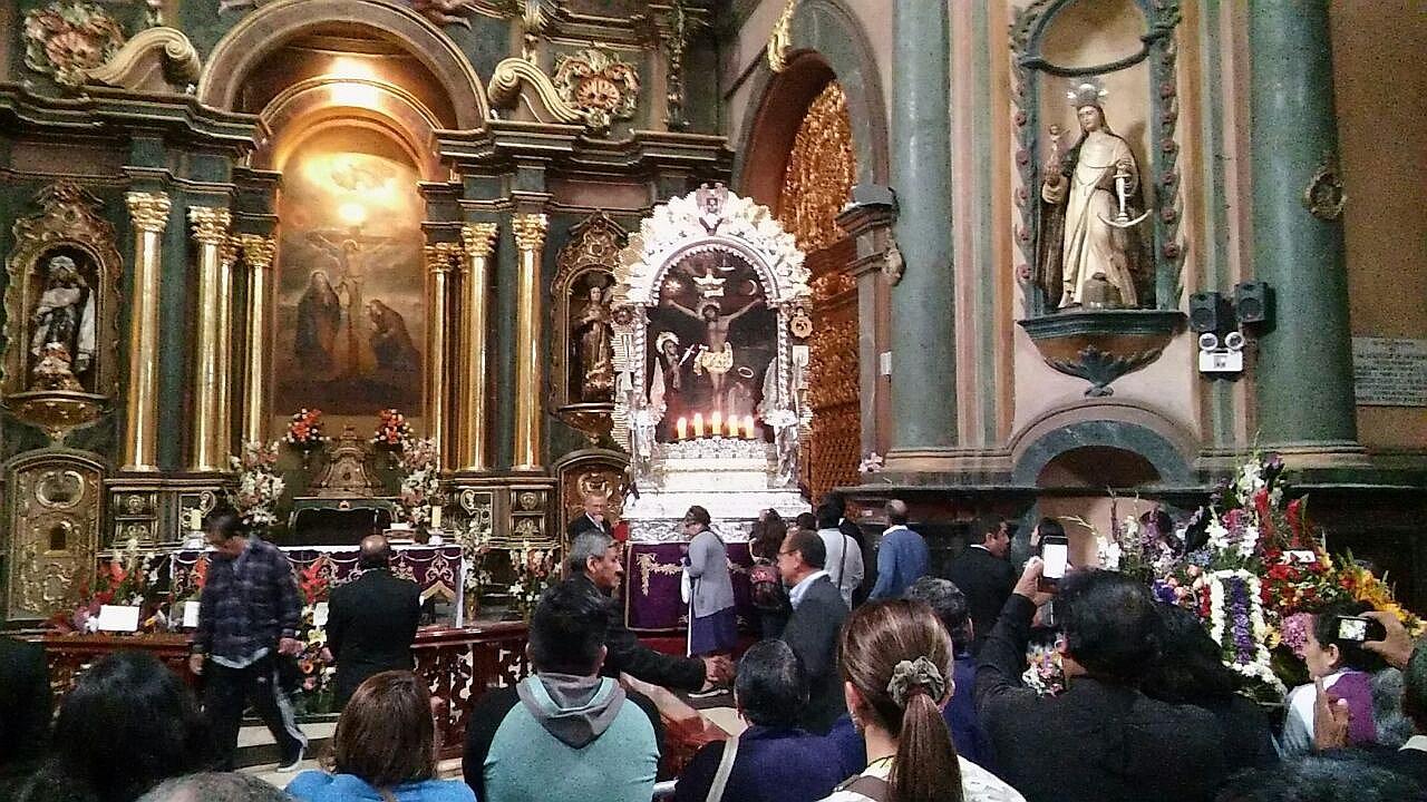 ​Fieles acuden a las Nazarenas a tocar la imagen del Señor de los Milagros