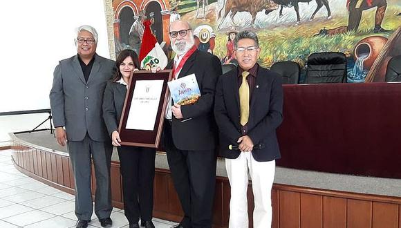 ​Alberto Ísola recibe el Diploma y la Medalla de Oro de Arequipa