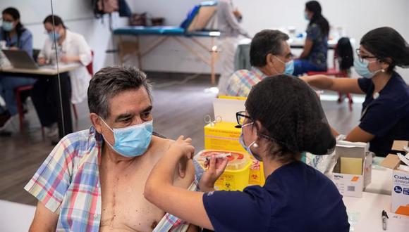 Una enfermera le administra una vacuna contra el coronavirus del laboratorio chino Sinovac a una persona en un centro de Salud de Santiago de Chile. (Foto: EFE)