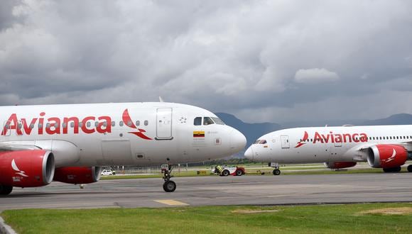 Aviones de Avianca rodando en el aeropuerto internacional El Dorado de Bogotá, el 14 de mayo de 2022. (Foto: DANIEL MUNOZ / AFP)