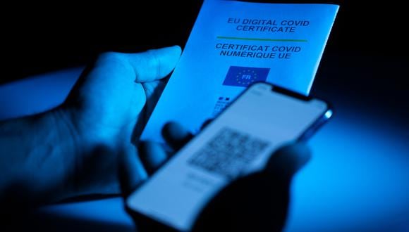 El pasaporte sanitario Covid-19 es obligatorio en Francia para acceder a la mayoría de los lugares públicos. (Foto: JOEL SAGET / AFP)