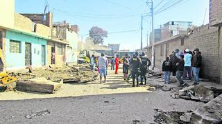 Vecinos exigen los contraten para obras de calle San Carlos 