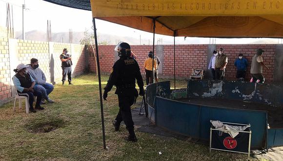 Policía interviene a 45 personas por participar de pelea clandestina de gallos en cuarentena