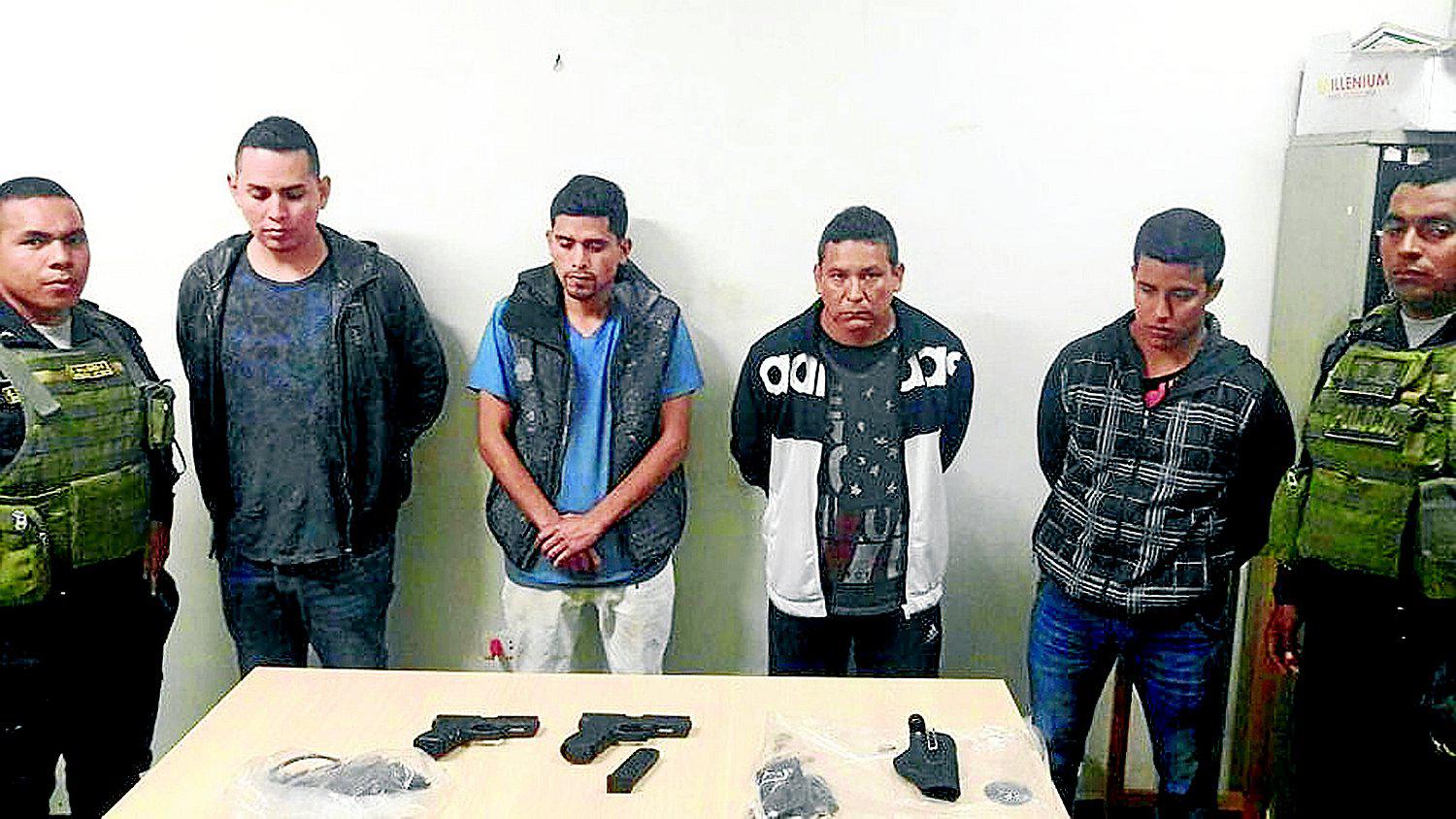 Detienen a un policía junto a una presunta banda de delincuentes en Trujillo 