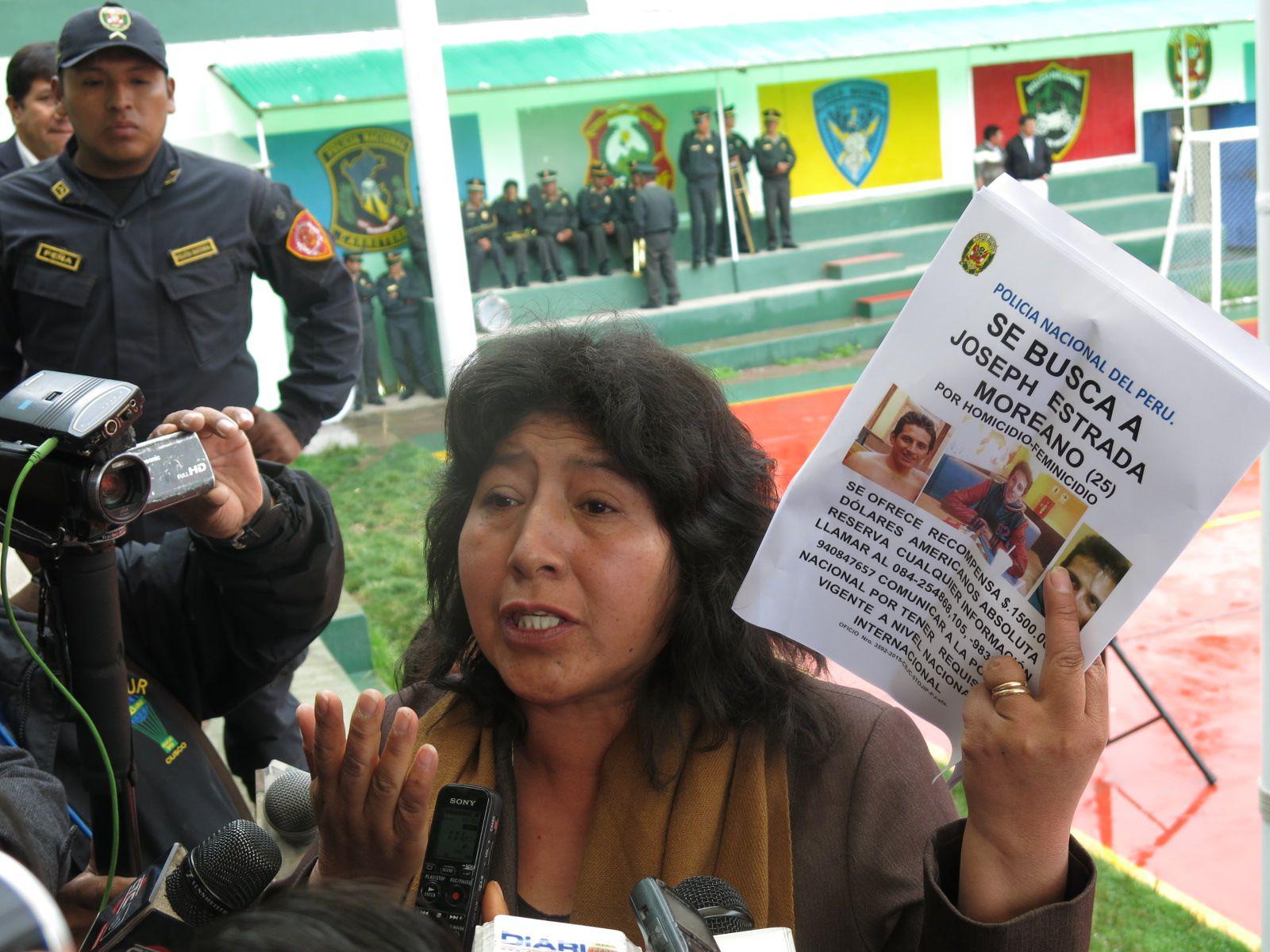 Cusco: Mujer interrumpe conferencia para pedir a jefe policial hallen al asesino de su hija