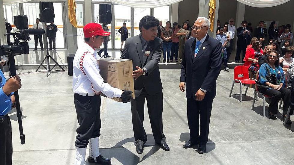 Colegio emblemático Coronel Bolognesi celebró sus 194 años de creación
