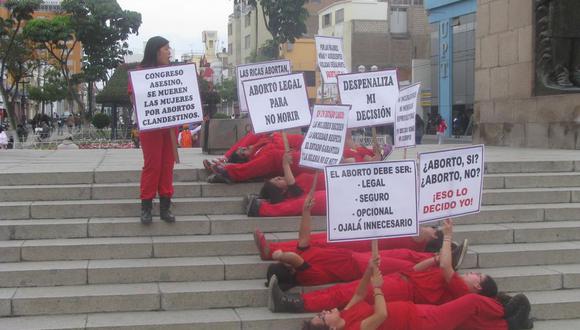 Tacna: feministas irrumpen ceremonia para promover despenalización del aborto