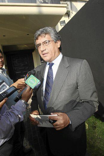 En la chakana invitan a  Bruce "a salir del tren"