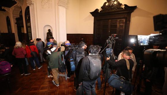Un caos en registró en el Salón Túpac Amaru de Palacio de Gobierno previo a la conferencia de prensa de seis ministros de Estado. (Foto: Julio Reaño / @photo.gec)