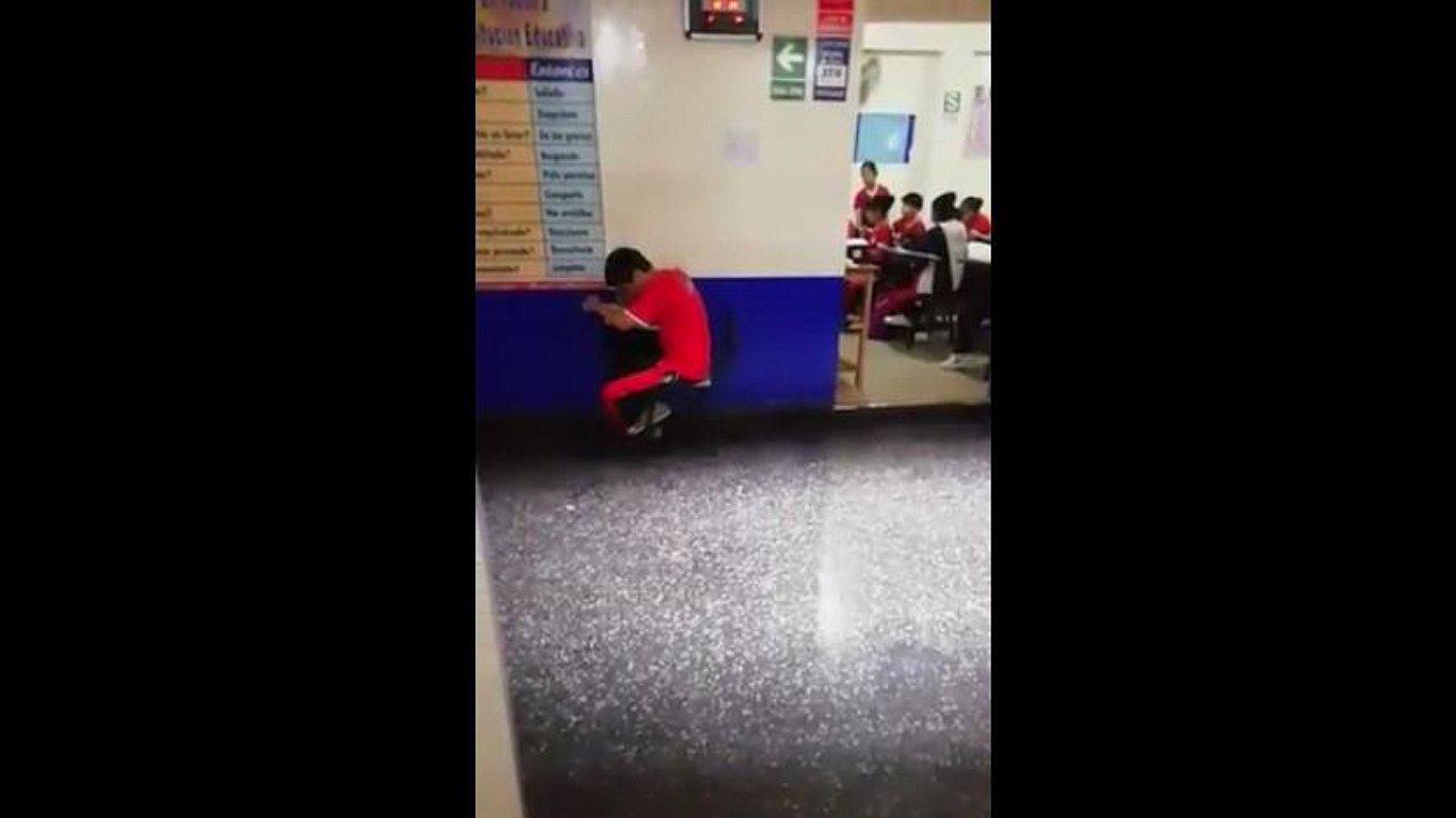 Estudiante fue obligado a dar examen fuera del aula por no llevar uniforme (VIDEO)