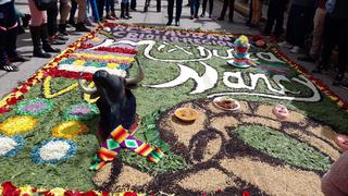 Huancavelica: Fieles elaboran vistosas alfombras por Domingo de Ramos