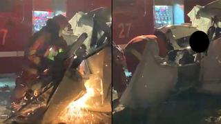 Vehículo termina triturado luego de fuerte choque con tráiler y dos personas fallecen en Chiclayo