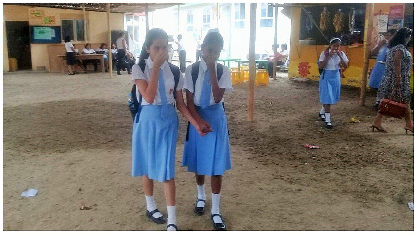 Suspenden las clases en el colegio Fátima por fuerte olor de desagüe (VIDEO)