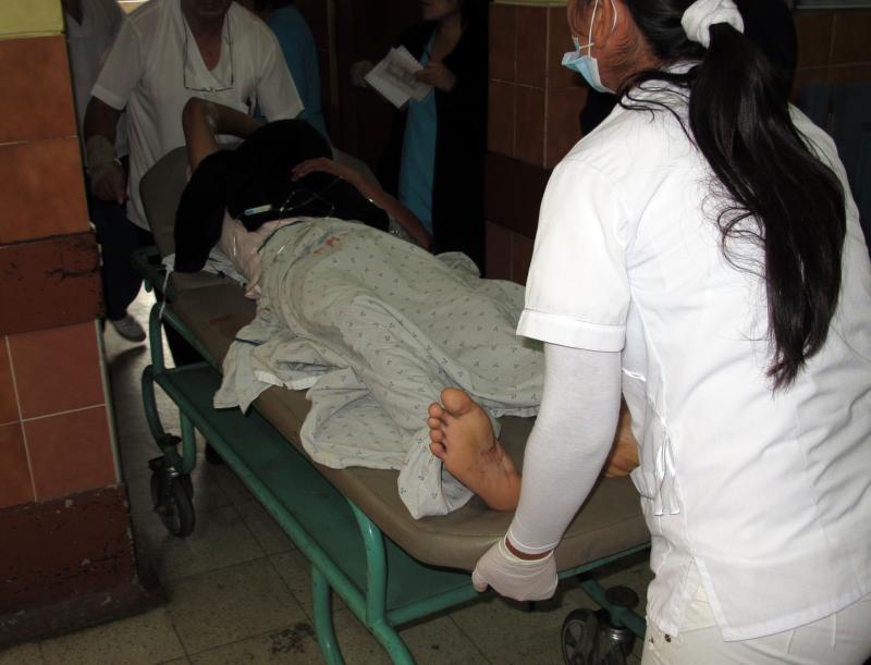 Policías confunden a joven con ladrón y le disparan