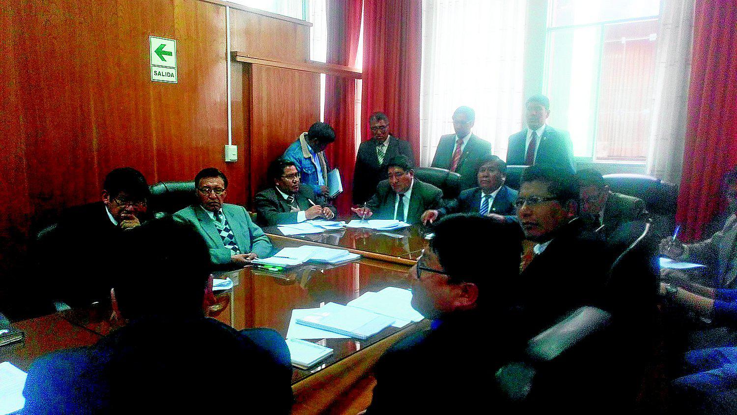 Instalación de comisiones de transferencia se frustra por negligencia de Luque