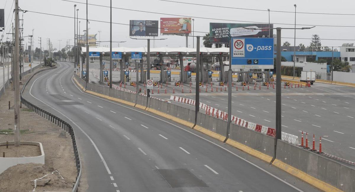 Carretera y peaje con dirección al sur lucen vacíos en jueves Santo debido a la cuarentena por el coronavirus. (Foto: César Campos)