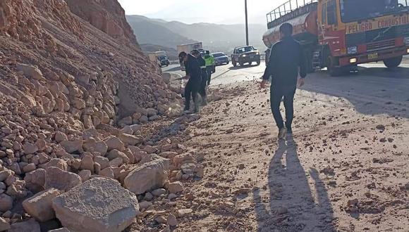 Sismo generó desprendimiento de rocas en vía Panamericana. (Foto: Difusión)