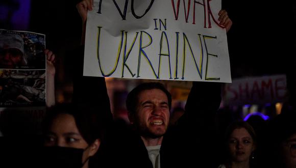 Un manifestante sostiene un cartel que dice "No a la guerra en Ucrania" durante una protesta contra la operación militar de Rusia en Ucrania. (Foto: Pau BARRENA / AFP)