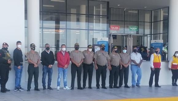 En el aeropuerto de Tacna se congregaron  integrantes de las comunidades policial y civil para despedir a los oficiales Segundo Mejía y Luis Olivero