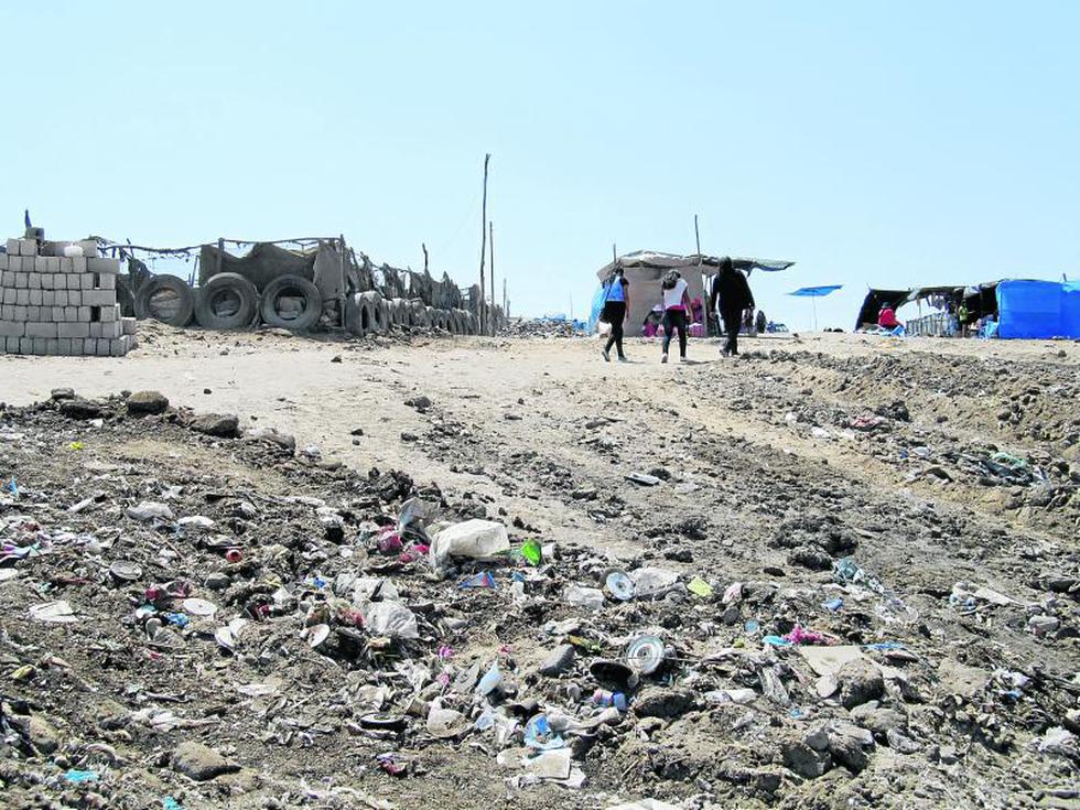 Feriantes se instalan en medio de la basura del cerro Intiorko