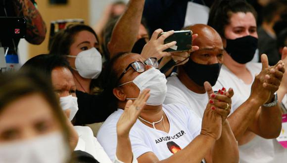 Familiares de víctimas del incendio de 2013 en la discoteca Kiss reaccionan al final del juicio de los imputados en el caso, en Porto Alegre, Brasil, el 10 de diciembre de 2021. (Foto de SILVIO AVILA / AFP)