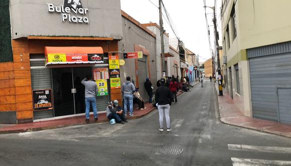 Desde la madrugada se registran personas aguardando que abra la oficina del Registro Nacional de Identificación y Estado Civil (Reniec) de Tacna. (Foto: Cortesía)