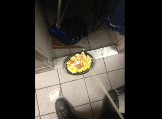 Empleado de Taco Bell orina en la comida y publica la foto en Twitter