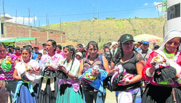 Cuyes lucen traje típico en un singular concurso