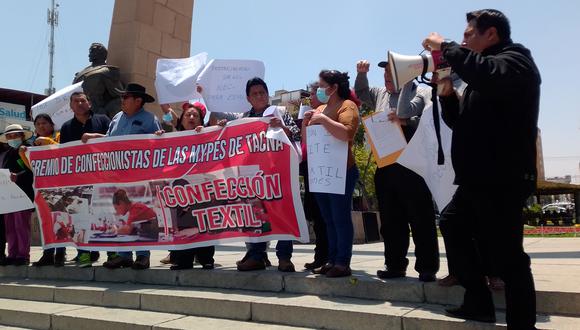 Bajo el Arco de los Héroes los trabajadores del gremio textil reclamaron la activación de núcleos ejecutores de compras. (Foto: Adrian Apaza)