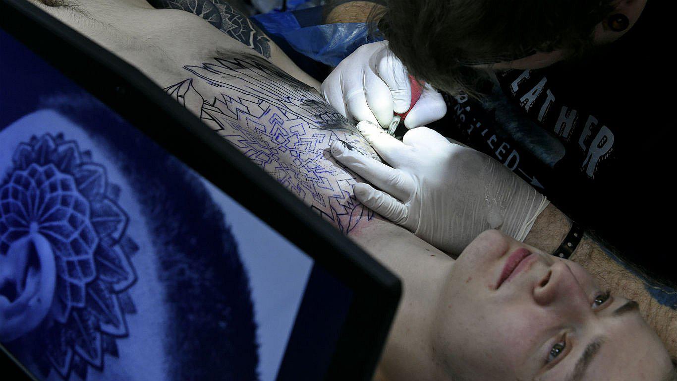 Estados Unidos: Tatuador cubre gratis tatuajes racistas o de pandillas