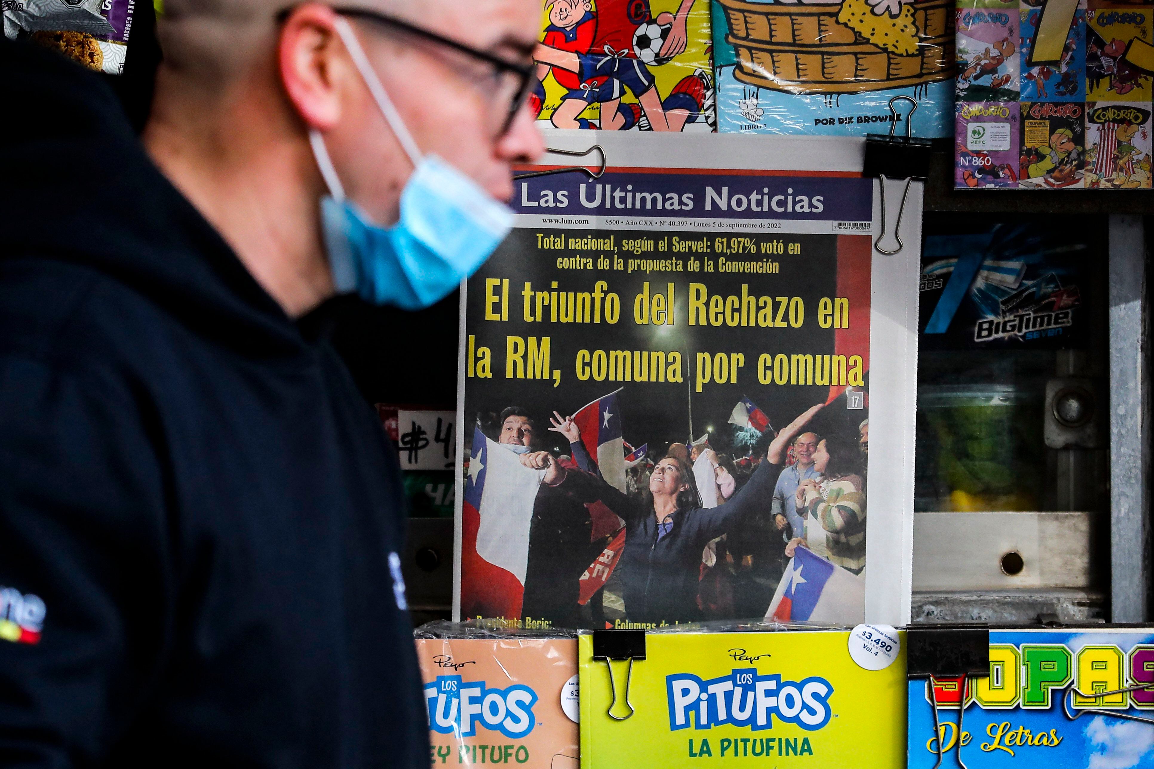 Vista de la portada de un periódico que muestra la victoria del rechazo a una nueva Constitución un día después de un referéndum en un quiosco en el centro de Santiago, el 5 de septiembre de 2022. (Foto de JAVIER TORRES / AFP)