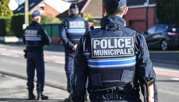 Agentes de la policía municipal de SIVOM (Syndicat Intercommunal a Vocation Multiple du Bethunois) se paran mientras aseguran el área cerca de Bethune, en el norte de Francia, el 18 de noviembre de 2022. (Foto de DENIS CHARLET / AFP)