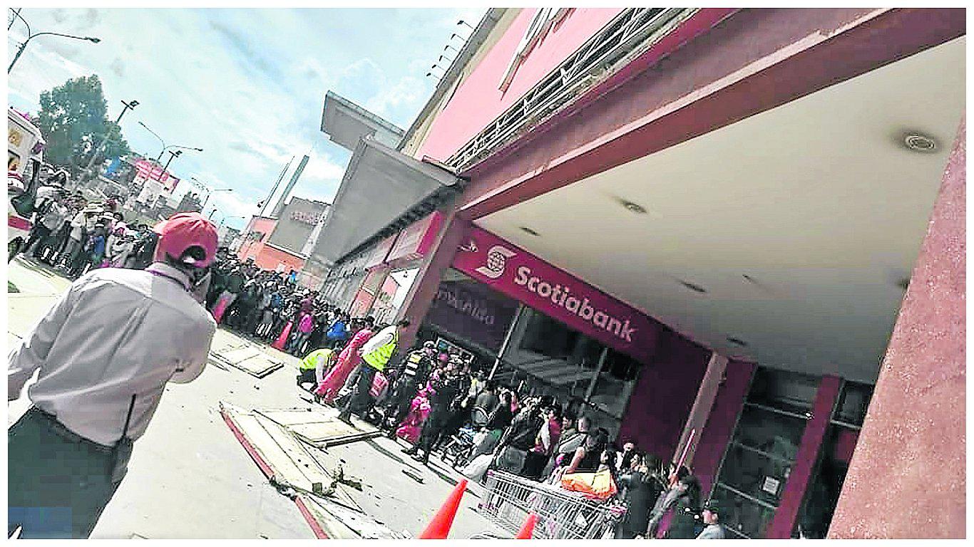 Por falta de mantenimiento letrero colapsa y aplasta a mujer y su hijo de ocho meses