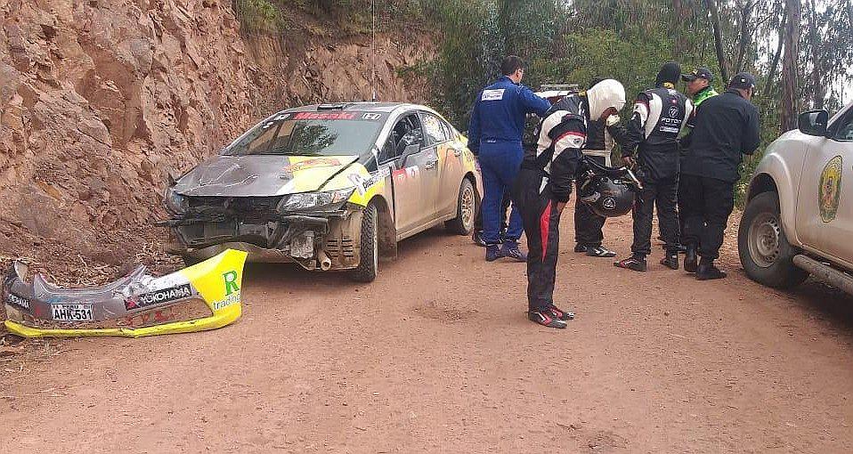 Caminos del Inca: Auto de carrera choca contra mototaxi (FOTOS)